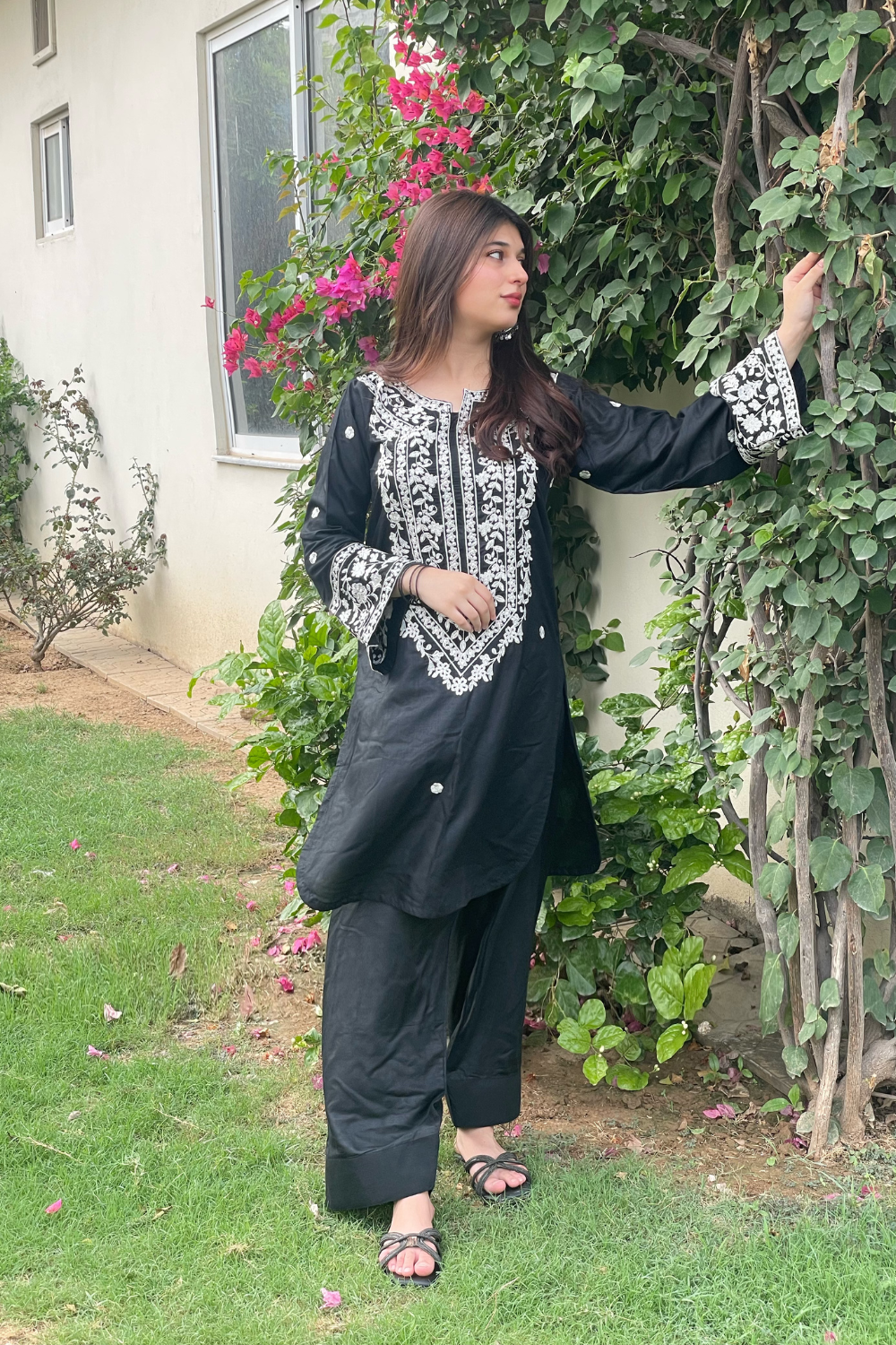 Scurt – White Embroidered 2-Piece